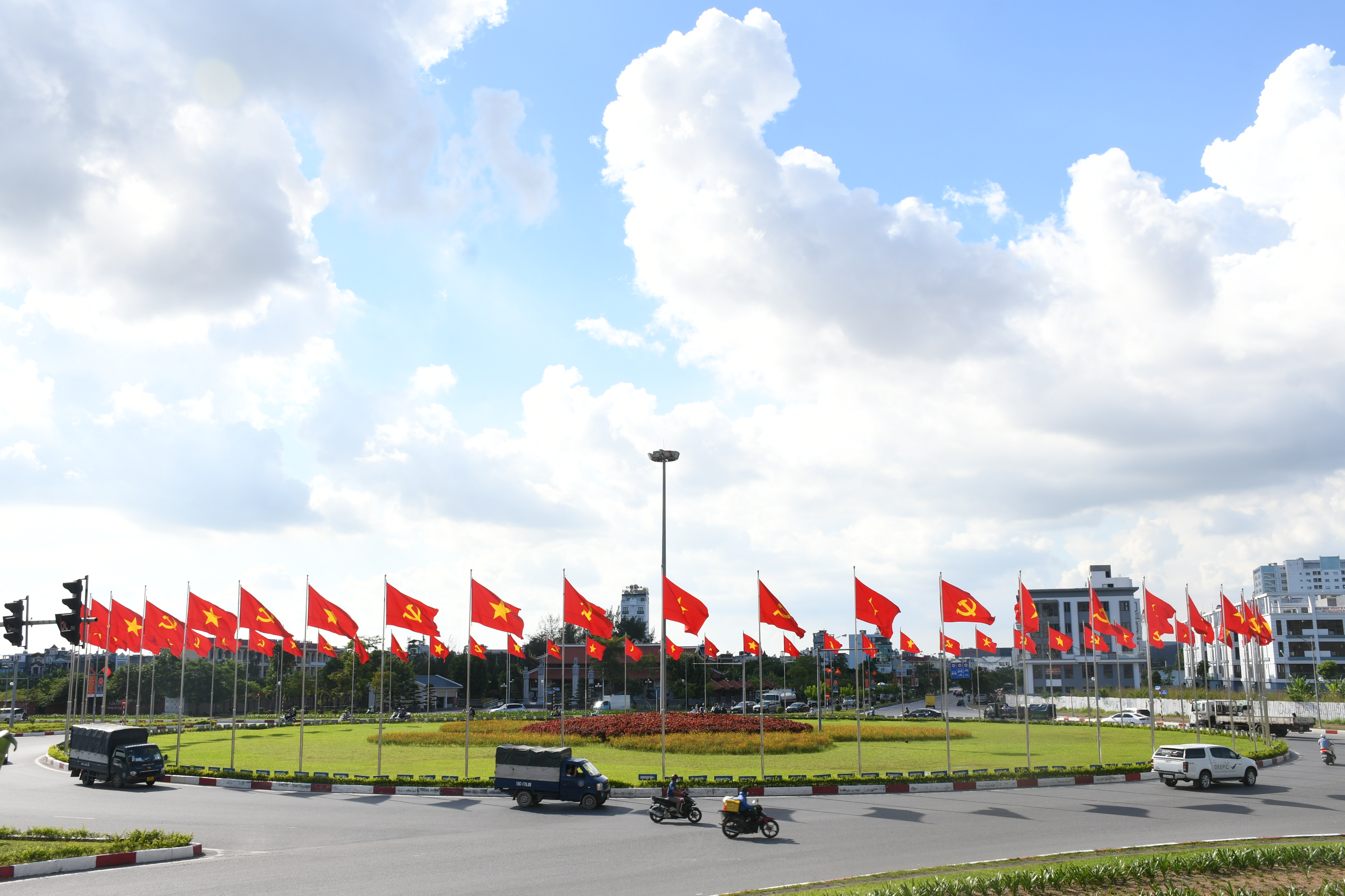 Bảo đảm trật tự đô thị tại khu vực vòng xuyến dưới chân cầu Võ Nguyên Giáp